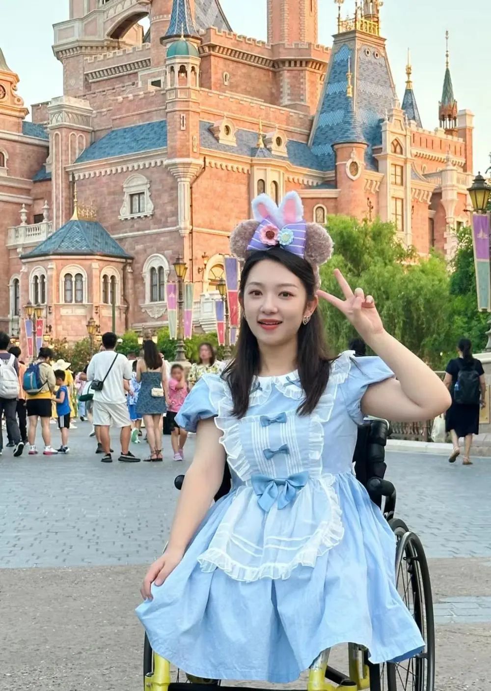 从小失去双腿的她，会拥有怎样的人生？
