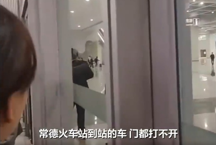 员工睡过头致旅客被关无法出站？常德火车站致歉