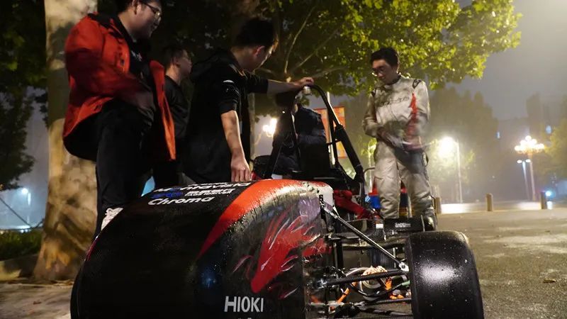 你敢信?上个大学,还能“亲手造方程式赛车”! 你敢信?上个大学,还能“亲手造方程式赛车”!