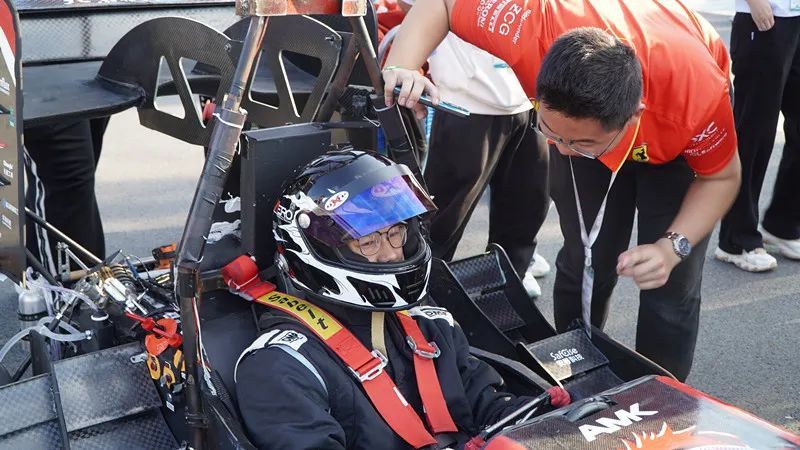 你敢信?上个大学,还能“亲手造方程式赛车”! 你敢信?上个大学,还能“亲手造方程式赛车”!