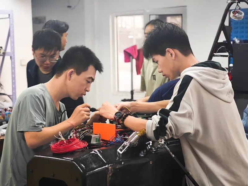 你敢信?上个大学,还能“亲手造方程式赛车”! 你敢信?上个大学,还能“亲手造方程式赛车”!