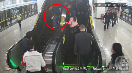 扶梯上老人突然摔倒，危急时刻她用身体托住他……
