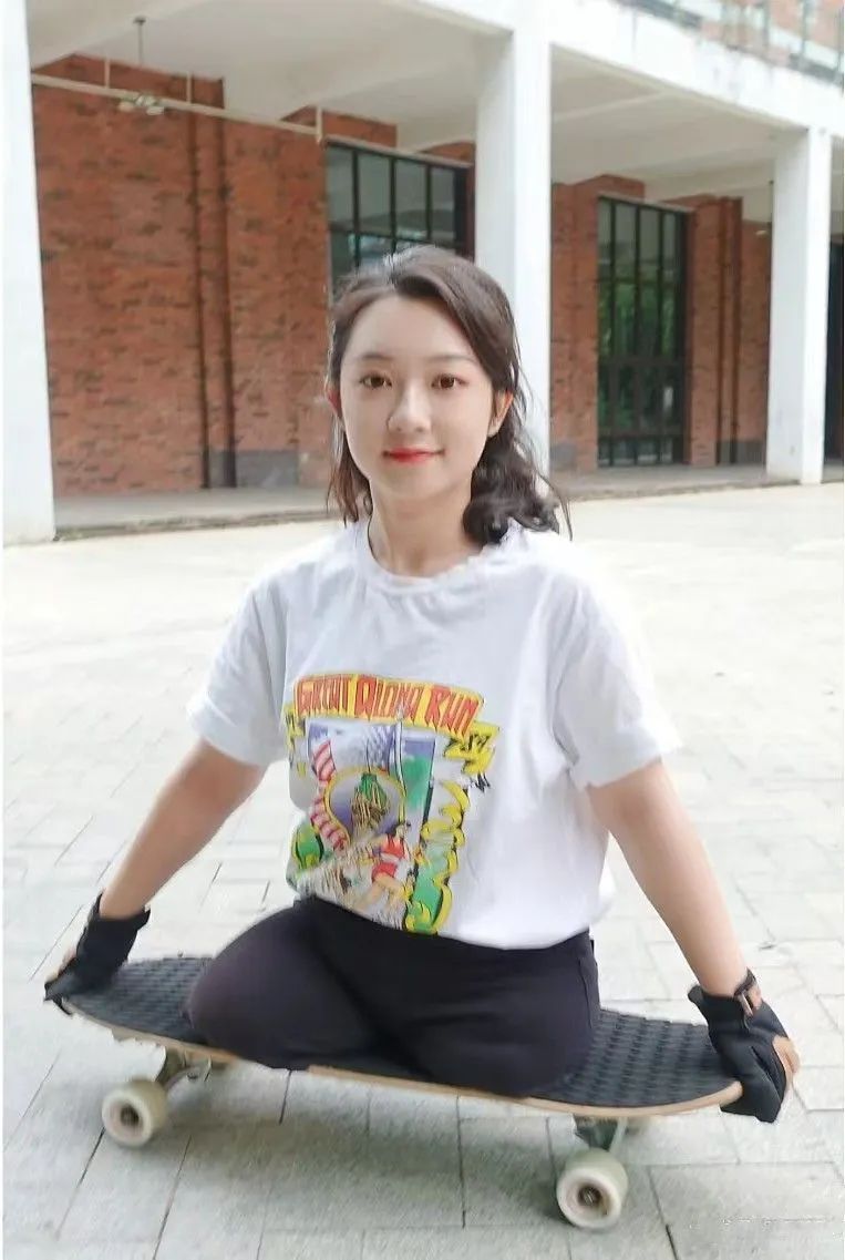 从小失去双腿的她，会拥有怎样的人生？