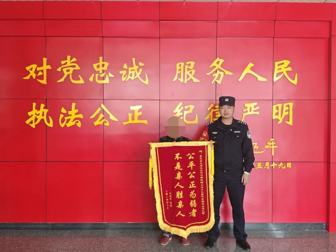 敲镲、跳舞!当“社牛”奶奶遇上“社恐”民警 敲镲、跳舞!当“社牛”奶奶遇上“社恐”民警