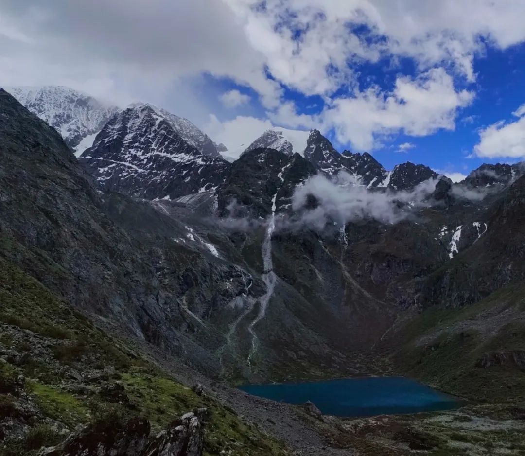 “曾有人问能否上山帮运遗体”！游客白海子登山失联，当地：或违规进山