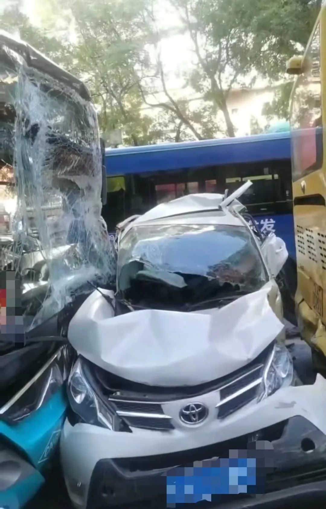 兰州一公交车与多车相撞,目击者称“一私家车已变形”!警方通报 兰州一公交车与多车相撞,目击者称“一私家车已变形”!警方通报