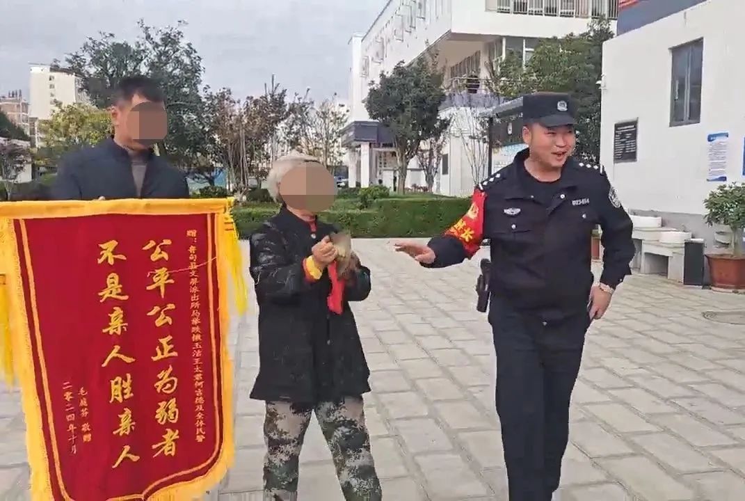 敲镲、跳舞!当“社牛”奶奶遇上“社恐”民警 敲镲、跳舞!当“社牛”奶奶遇上“社恐”民警
