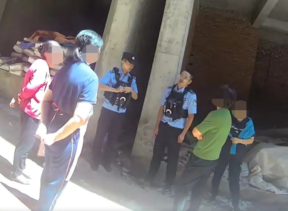 敲镲、跳舞!当“社牛”奶奶遇上“社恐”民警 敲镲、跳舞!当“社牛”奶奶遇上“社恐”民警