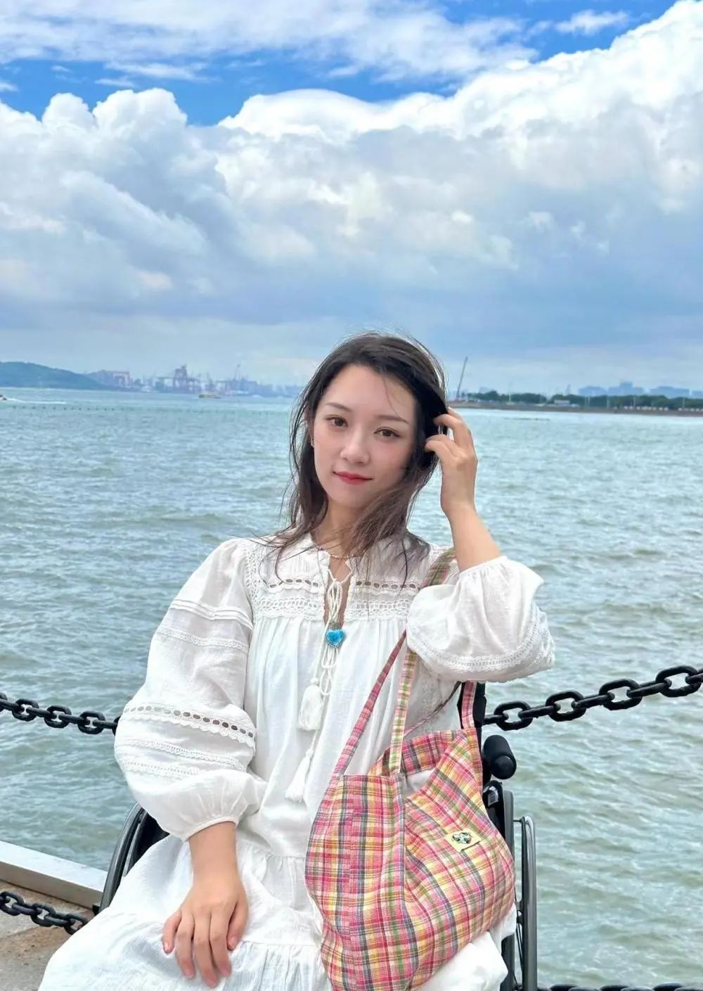 从小失去双腿的她，会拥有怎样的人生？