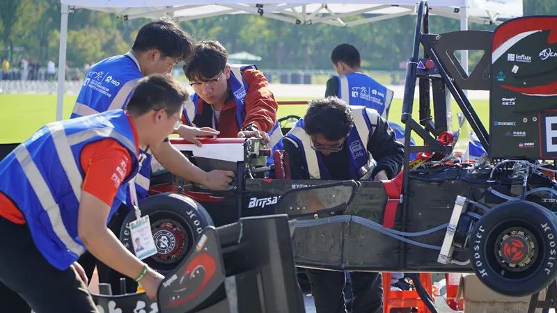 你敢信?上个大学,还能“亲手造方程式赛车”! 你敢信?上个大学,还能“亲手造方程式赛车”!