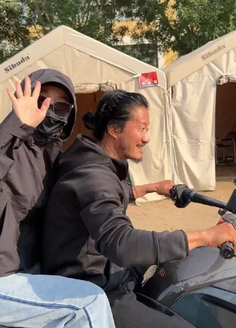 吴京罕见晒照，妻子谢楠现身！