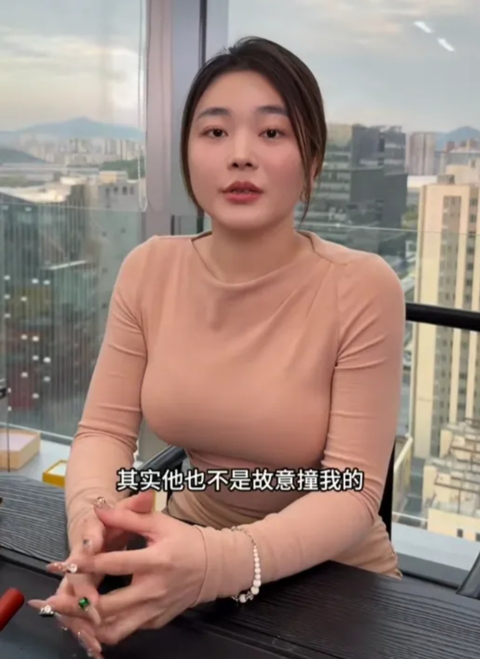 货车司机撞坏劳斯莱斯吓得发抖，女车主在旁淡定拍照，老公得知还很开心？