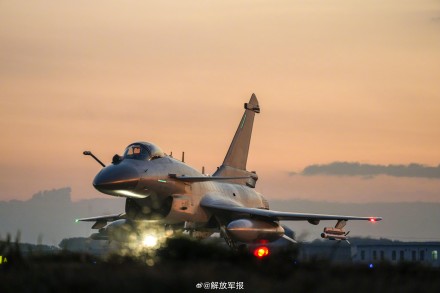 南部战区空军展开飞行训练