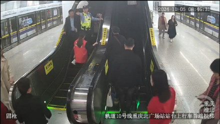扶梯上老人突然摔倒，危急时刻她用身体托住他……