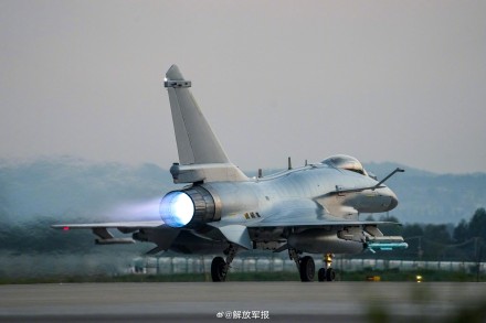 南部战区空军展开飞行训练