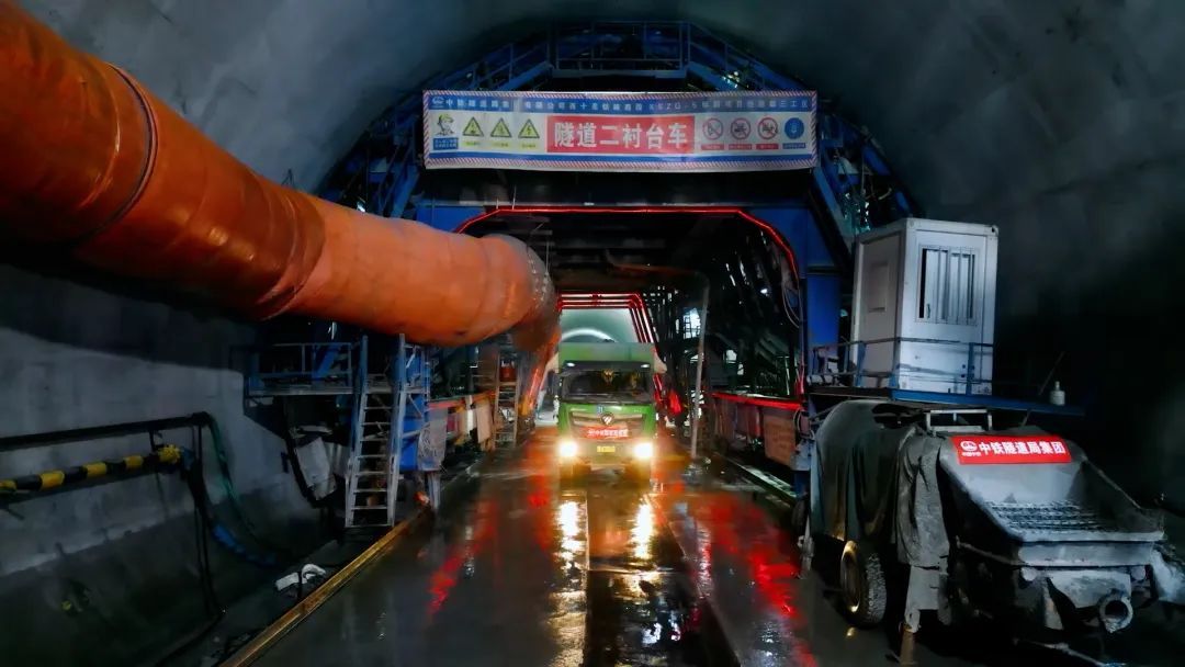 隧贯山河!三条设计时速350公里的高铁隧道贯通 隧贯山河!三条设计时速350公里的高铁隧道贯通