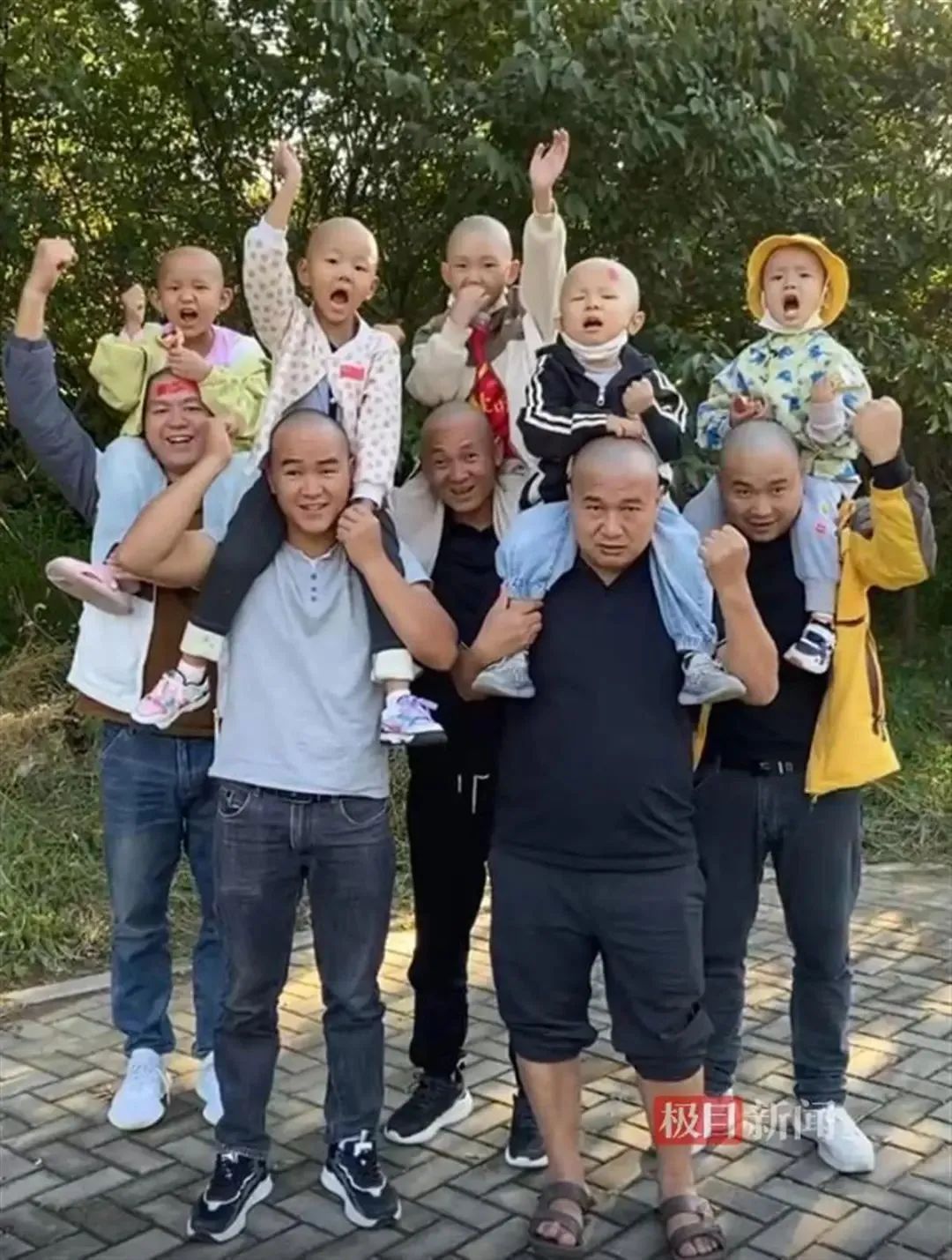 辣眼睛！5位爸爸剃光头穿裙子跳舞，突然爆火！背后真相太催泪
