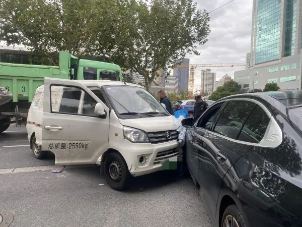 上海一小区门口卡车追尾面包车，引发“连环撞”，一名女子受伤