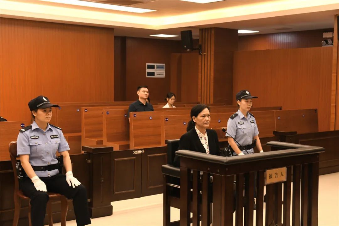 伍奕蓉，认罪悔罪