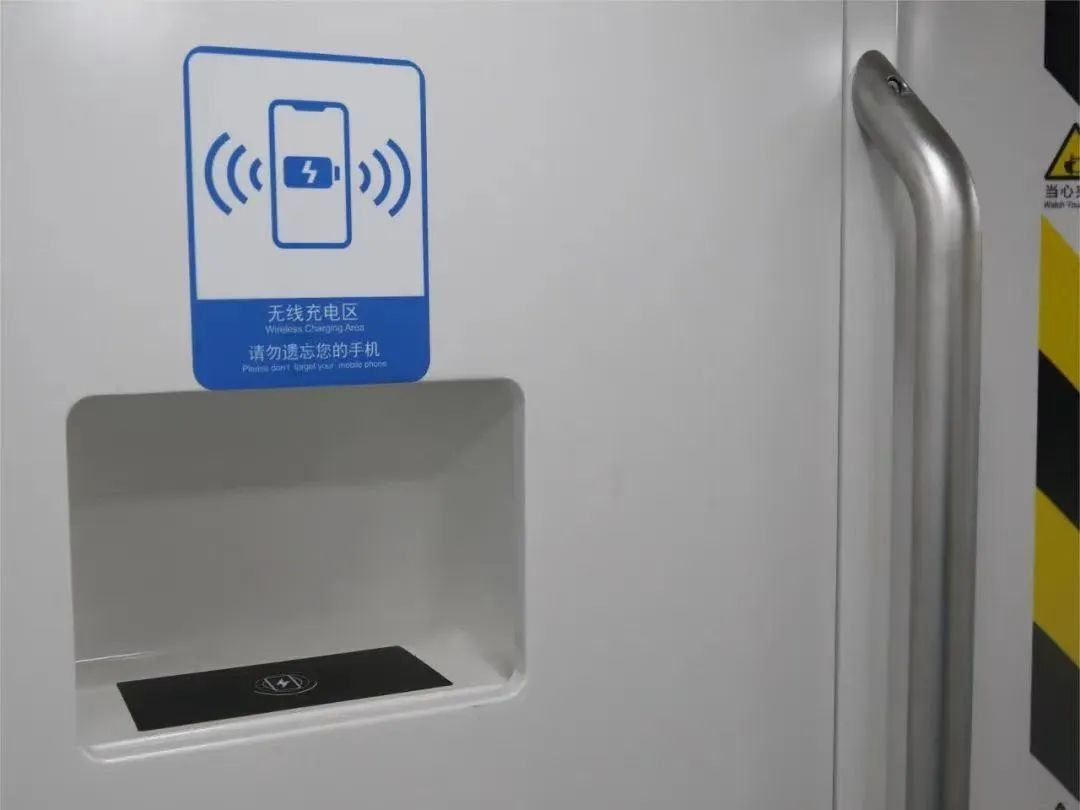 网友:竟被天津路灯杆“圈粉”了!建议全国推广! 网友:竟被天津路灯杆“圈粉”了!建议全国推广!