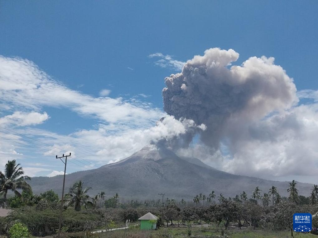 印尼一火山频繁喷发 政府拟永久迁移附近居民