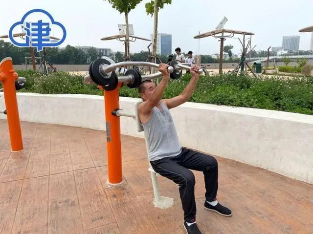 网友:竟被天津路灯杆“圈粉”了!建议全国推广! 网友:竟被天津路灯杆“圈粉”了!建议全国推广!