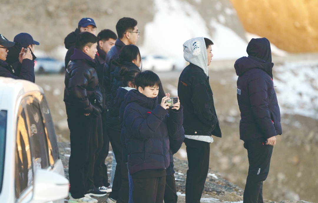 每天近三千人奔赴日出之旅!青海拉脊山又火了 每天近三千人奔赴日出之旅!青海拉脊山又火了