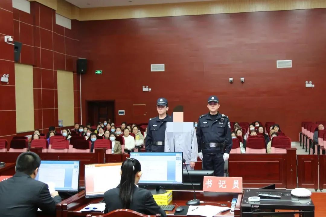 售卖右美沙芬给吸毒人员，药店店主明知故犯获刑
