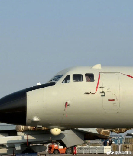 轰6K机舱门挂着一把U型锁