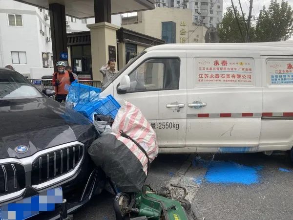 上海一小区门口卡车追尾面包车，引发“连环撞”，一名女子受伤