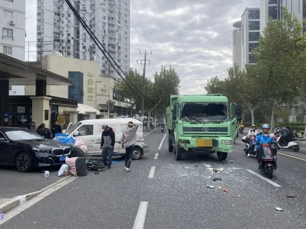 上海一小区门口卡车追尾面包车，引发“连环撞”，一名女子受伤