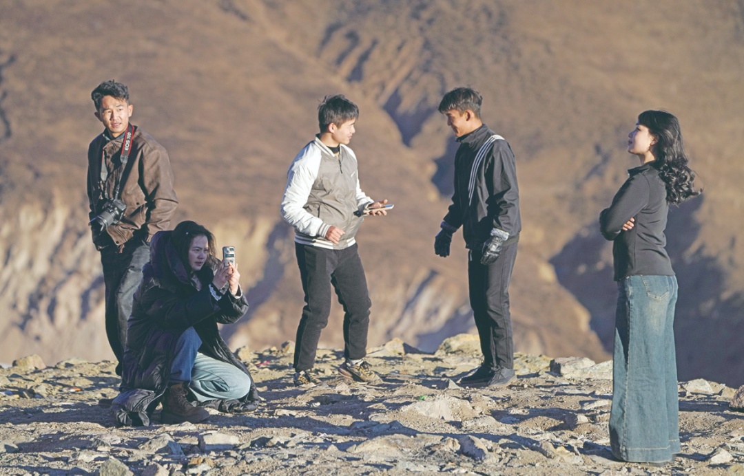 每天近三千人奔赴日出之旅!青海拉脊山又火了 每天近三千人奔赴日出之旅!青海拉脊山又火了