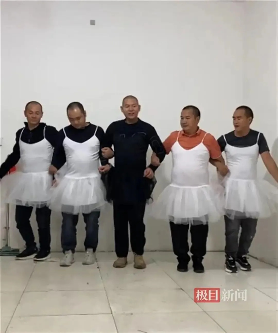 辣眼睛！5位爸爸剃光头穿裙子跳舞，突然爆火！背后真相太催泪