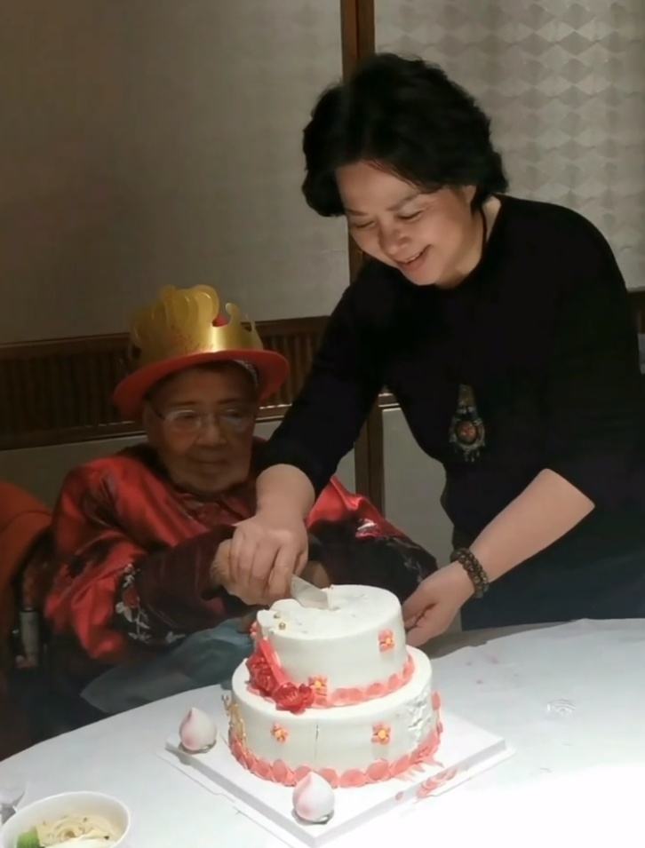 99岁“老舅妈”有新消息！“美娟”也露面了，上海人：谁的DNA动了
