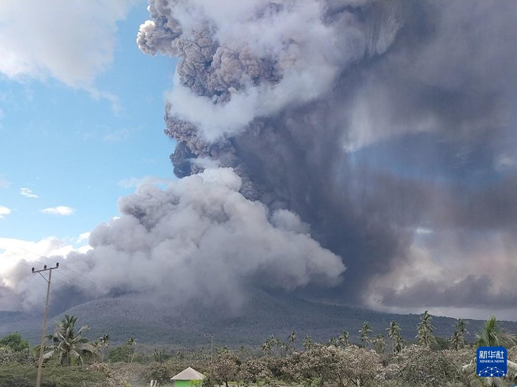 印尼一火山频繁喷发 政府拟永久迁移附近居民