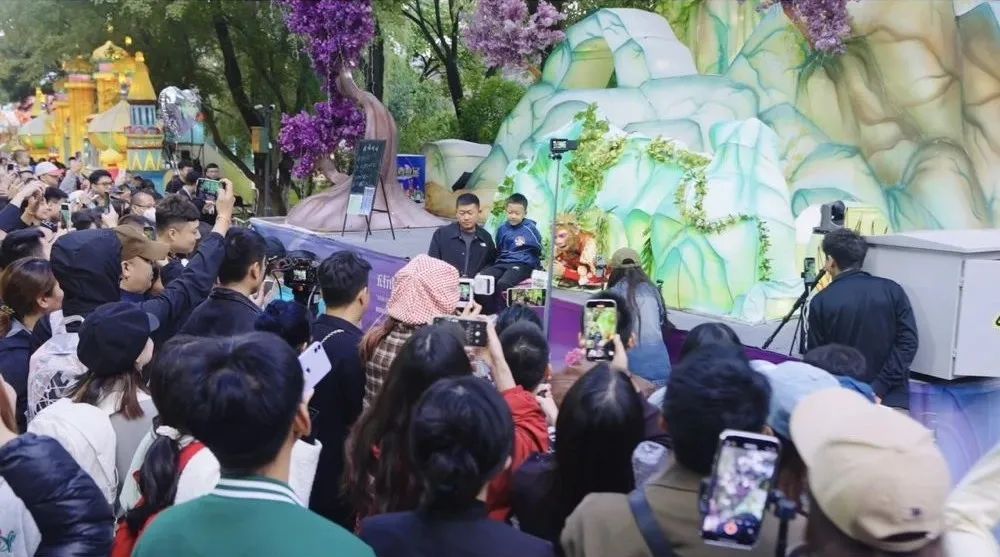 趴着上班只负责吃，这只“猴”凭啥火出圈？