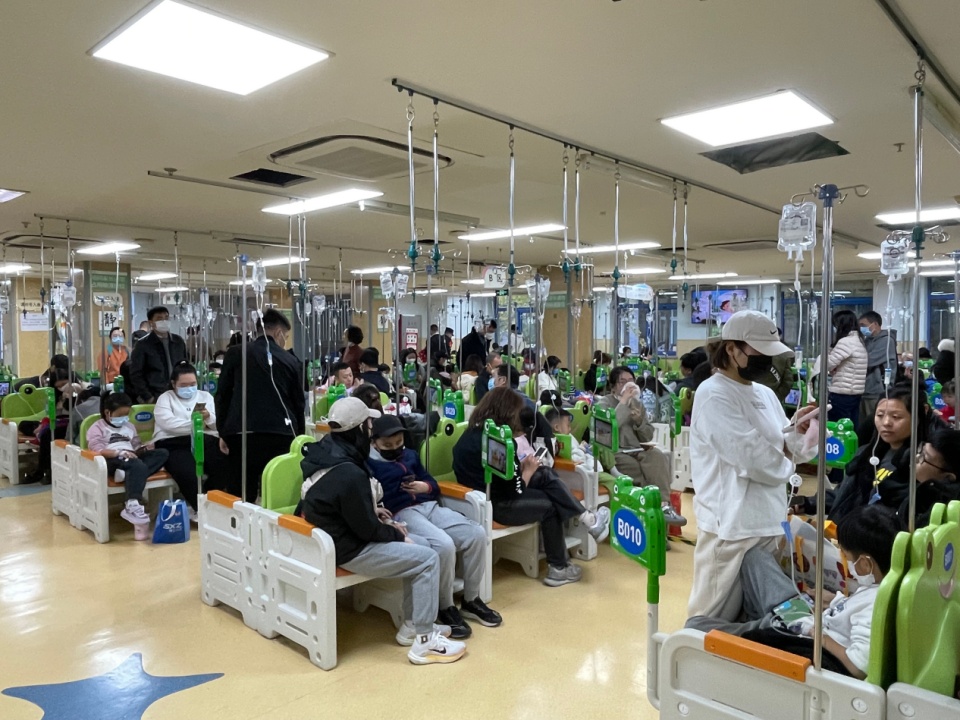 探访儿科门诊：呼吸道疾病患儿较多，多种病原体叠加感染