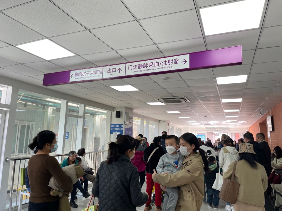 探访儿科门诊：呼吸道疾病患儿较多，多种病原体叠加感染