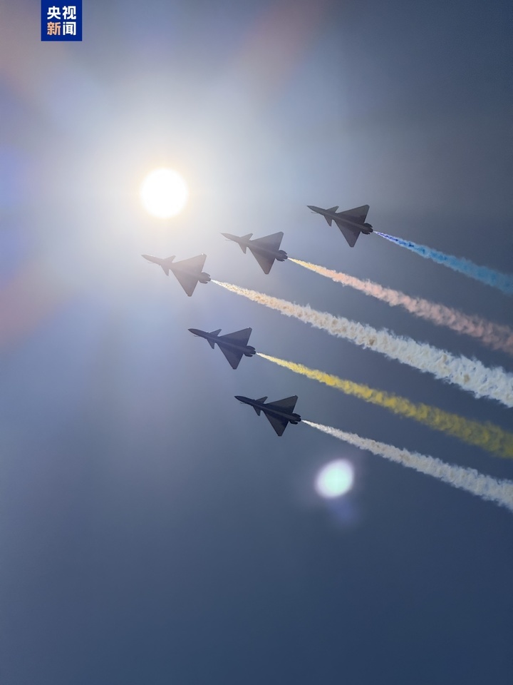 全新换装、全新动作!空军“八一”飞行表演队歼-10C劲舞蓝天 全新换装、全新动作!空军“八一”飞行表演队歼-10C劲舞蓝天