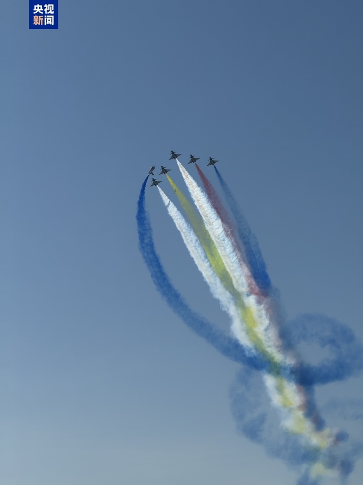全新换装、全新动作!空军“八一”飞行表演队歼-10C劲舞蓝天 全新换装、全新动作!空军“八一”飞行表演队歼-10C劲舞蓝天
