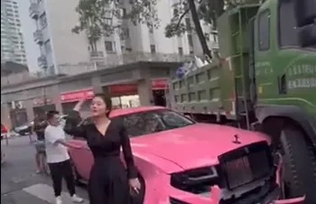 神秘身份曝光！被撞劳斯莱斯女车主：不需要货车司机赔偿