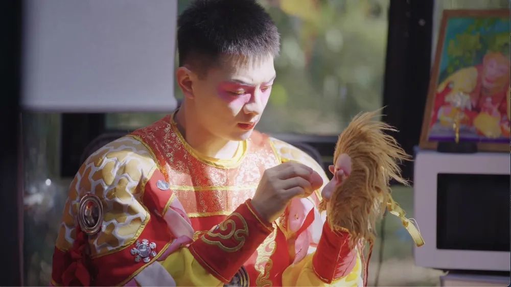 趴着上班只负责吃，这只“猴”凭啥火出圈？