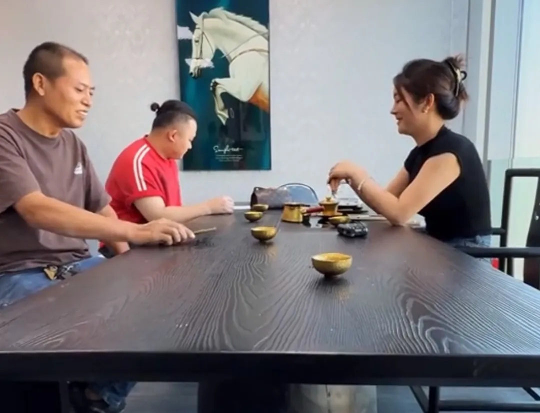 神秘身份曝光！被撞劳斯莱斯女车主：不需要货车司机赔偿