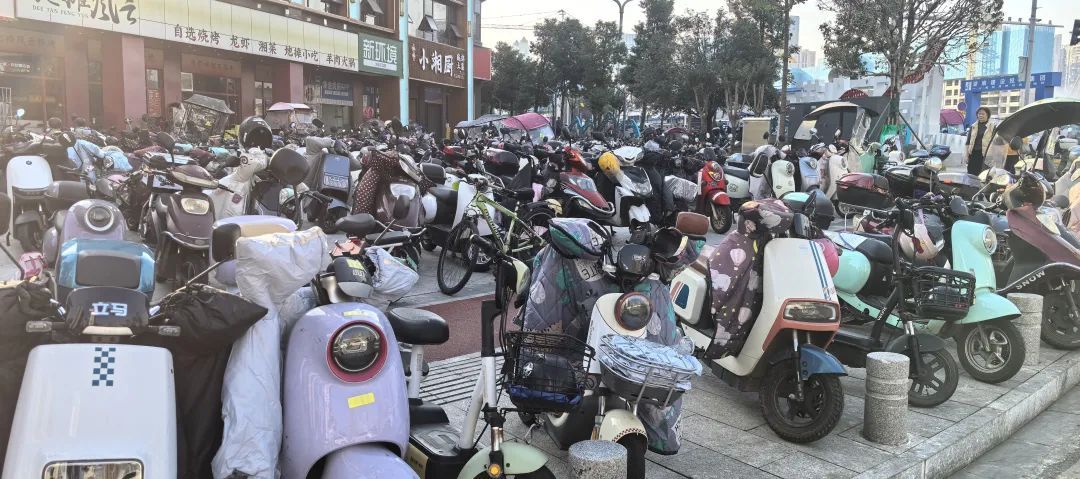 千辆电动车“包围”地铁口，行人夹缝中通行！长沙多部门联合行动