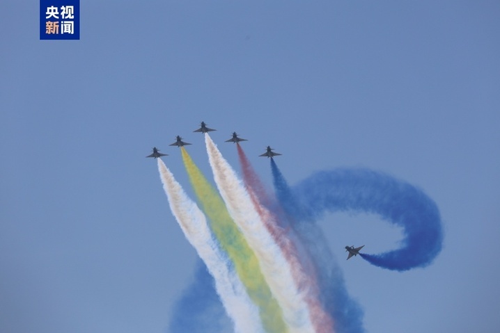 全新换装、全新动作!空军“八一”飞行表演队歼-10C劲舞蓝天 全新换装、全新动作!空军“八一”飞行表演队歼-10C劲舞蓝天