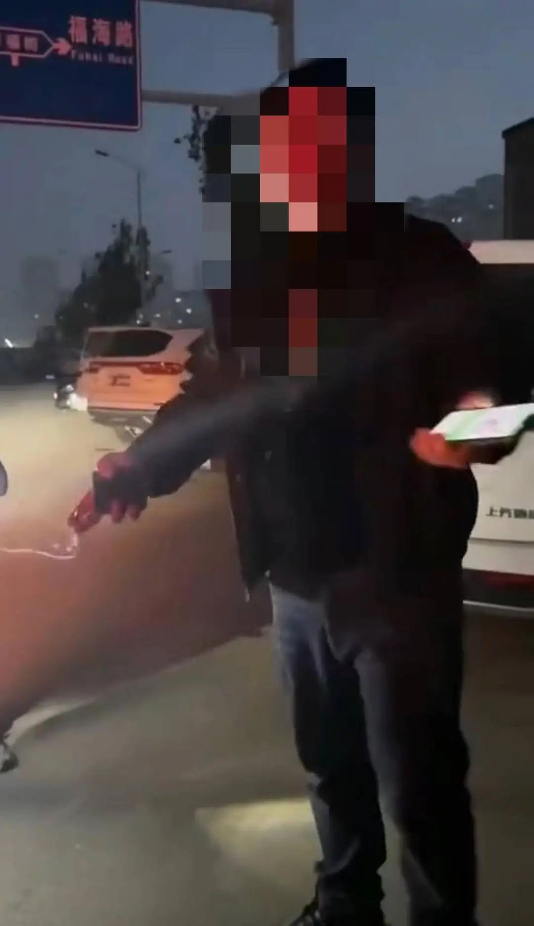 手机落出租车上，给了2000元报酬才要回……