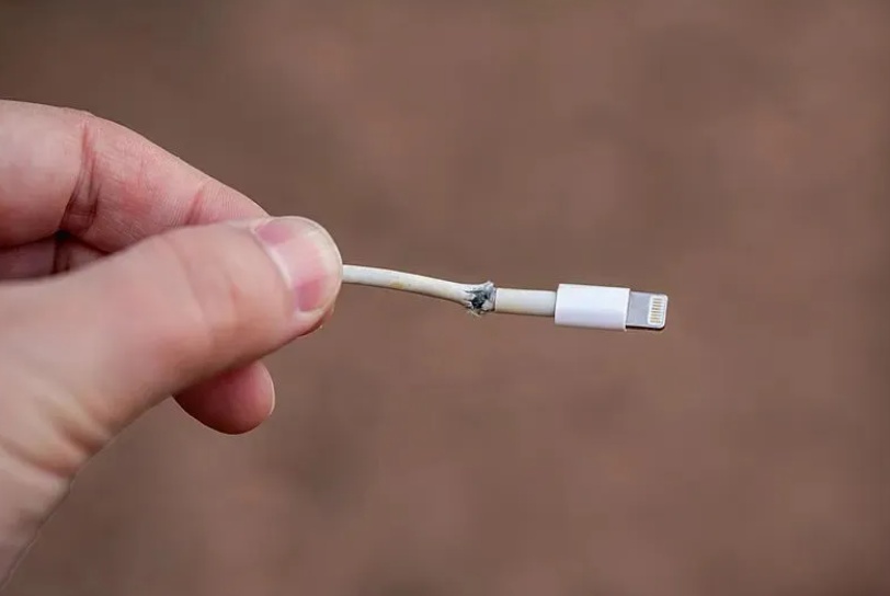 突然爆炸！火球瞬间扑来.....手机的这个隐患必查