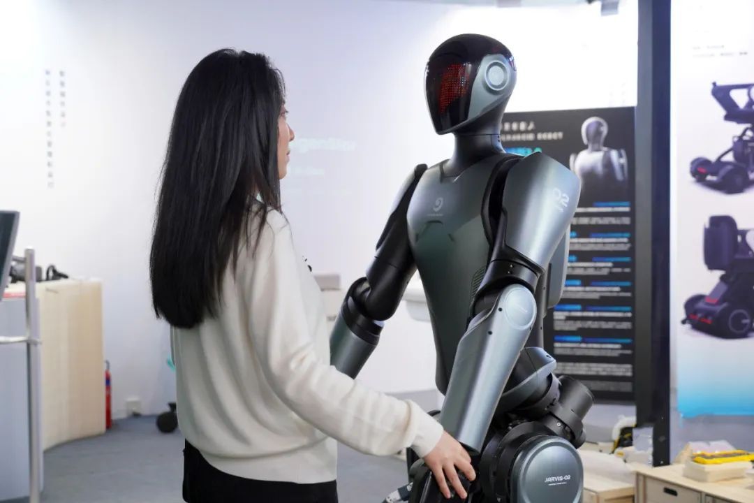 广东多地拟纳入紧缺工种，“AI的老师”火了！