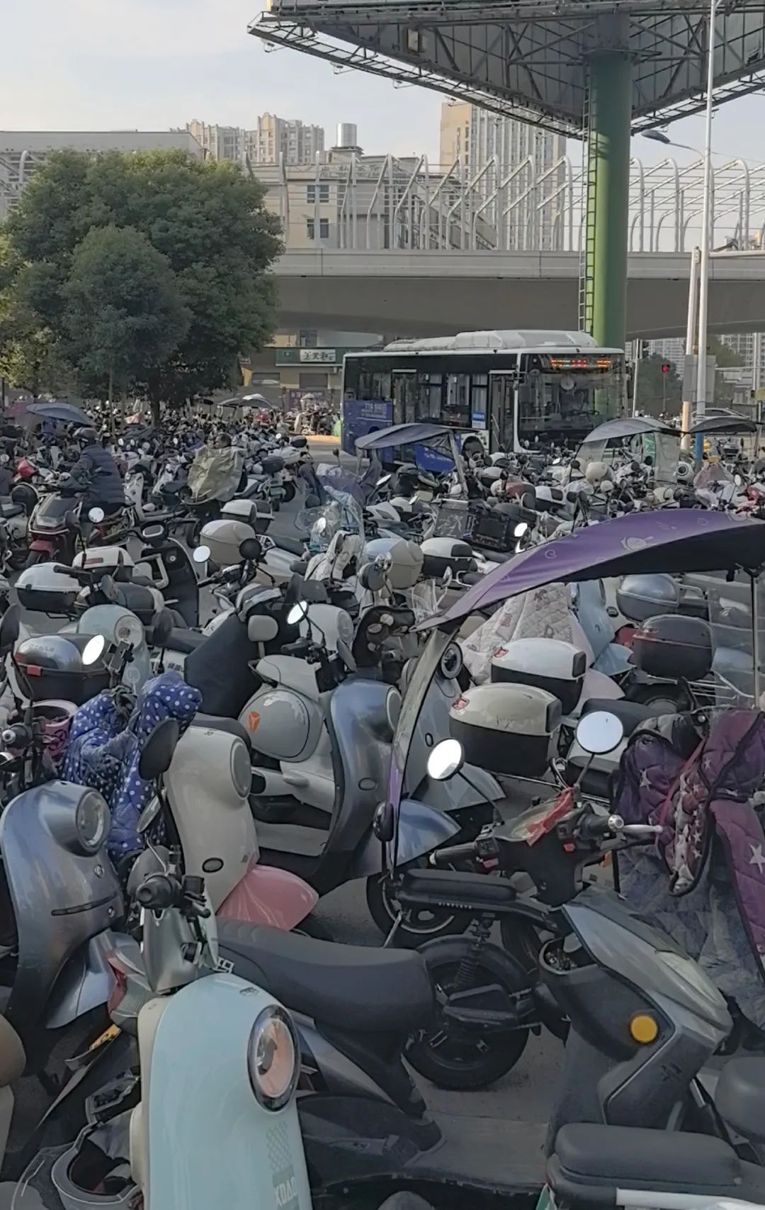 千辆电动车“包围”地铁口，行人夹缝中通行！长沙多部门联合行动