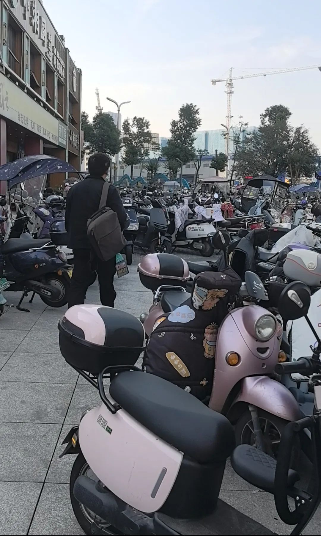 千辆电动车“包围”地铁口，行人夹缝中通行！长沙多部门联合行动